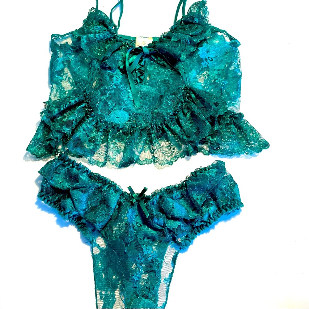 NWOT: Escante 2 piece lingerie set. Medium